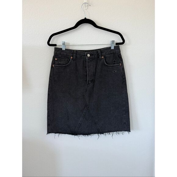EUC H&M Black Denim Skirt, size: M - Picture 2 of 7